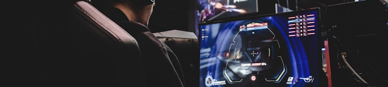 电竞赛事现场全景 - 选手激烈对战，观众欢呼，舞台灯光璀璨